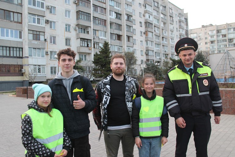 В Евпатории полицейские организовали для пешеходов акцию «Засветись»